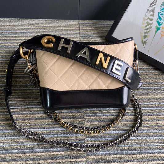 Sac Hobo CC Medium 20 en cuir de veau beige, crème et noir avec bandoulière