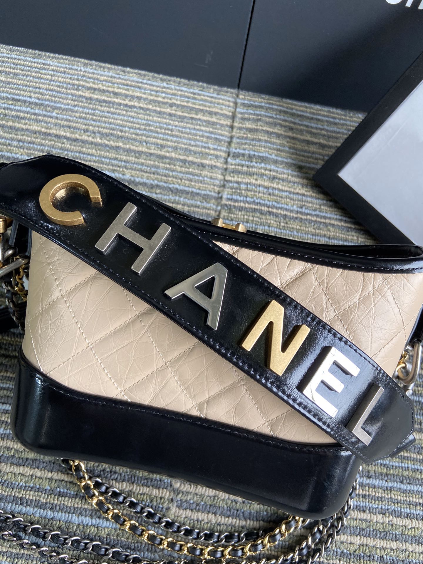 Sac Hobo CC Medium 20 en cuir de veau beige, crème et noir avec bandoulière