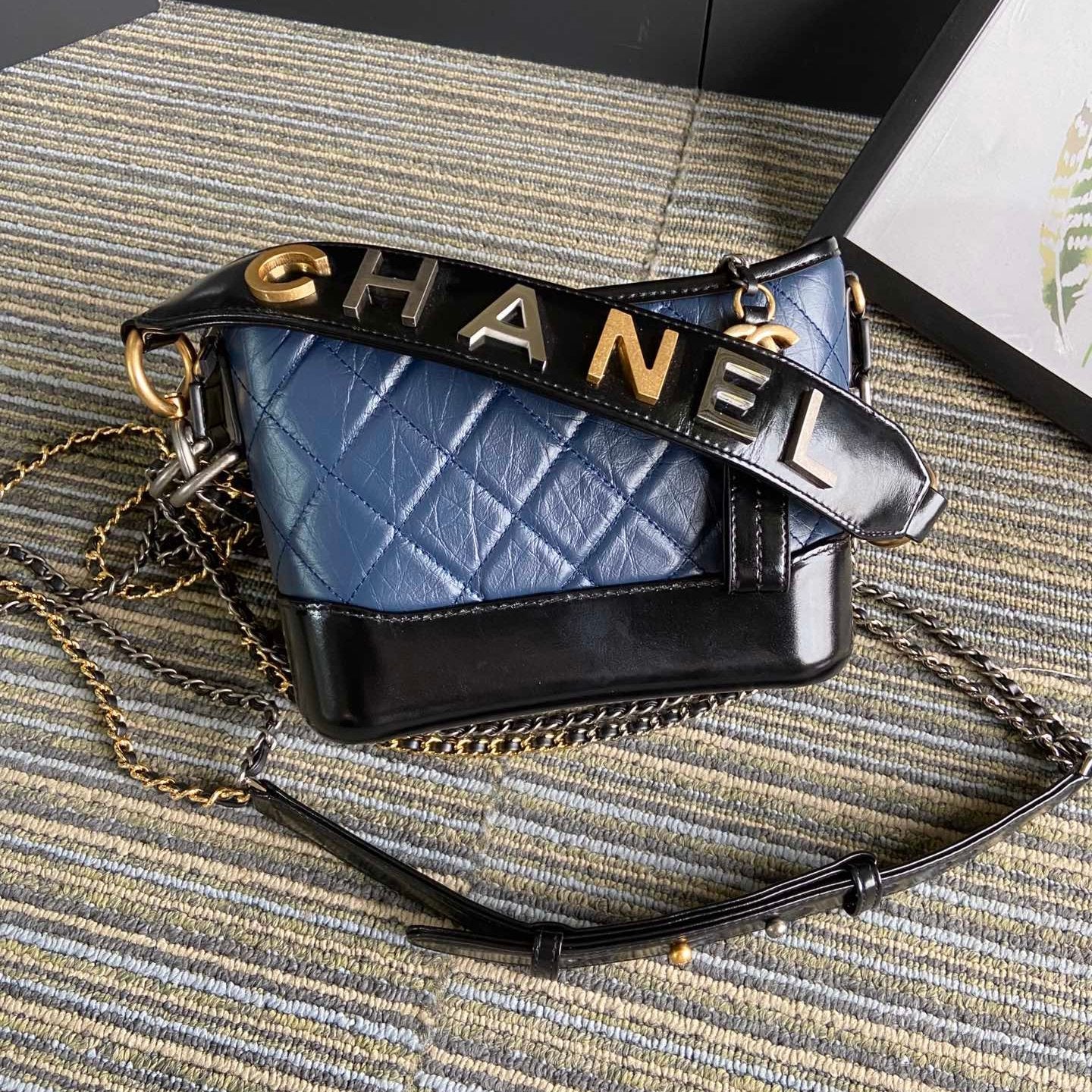 CC ミディアム 20 ホーボーバッグ（エーゲ海ブルーミックス ブラックカーフスキン、ストラップ付き）