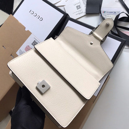 SAC À BANDOULIÈRE DYONYSUS 20 EN CUIR DE VEAU BLANC, QUINCAILLERIE ARGENTÉE