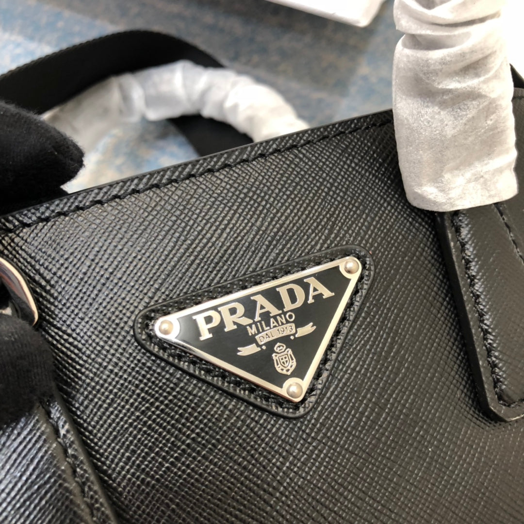 SAC PRA MINI 23 EN CUIR SAFFIANO NOIR