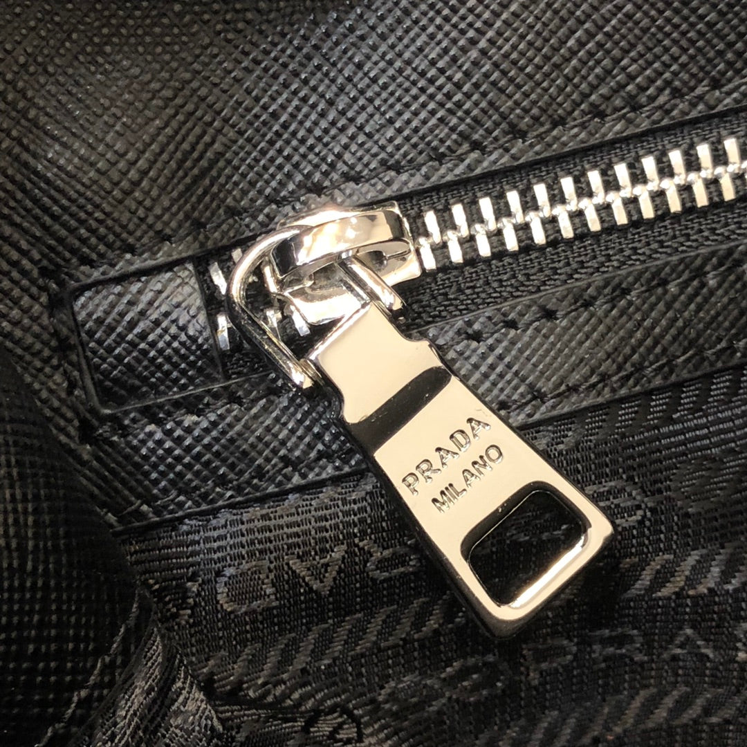 SAC PRA MINI 23 EN CUIR SAFFIANO NOIR