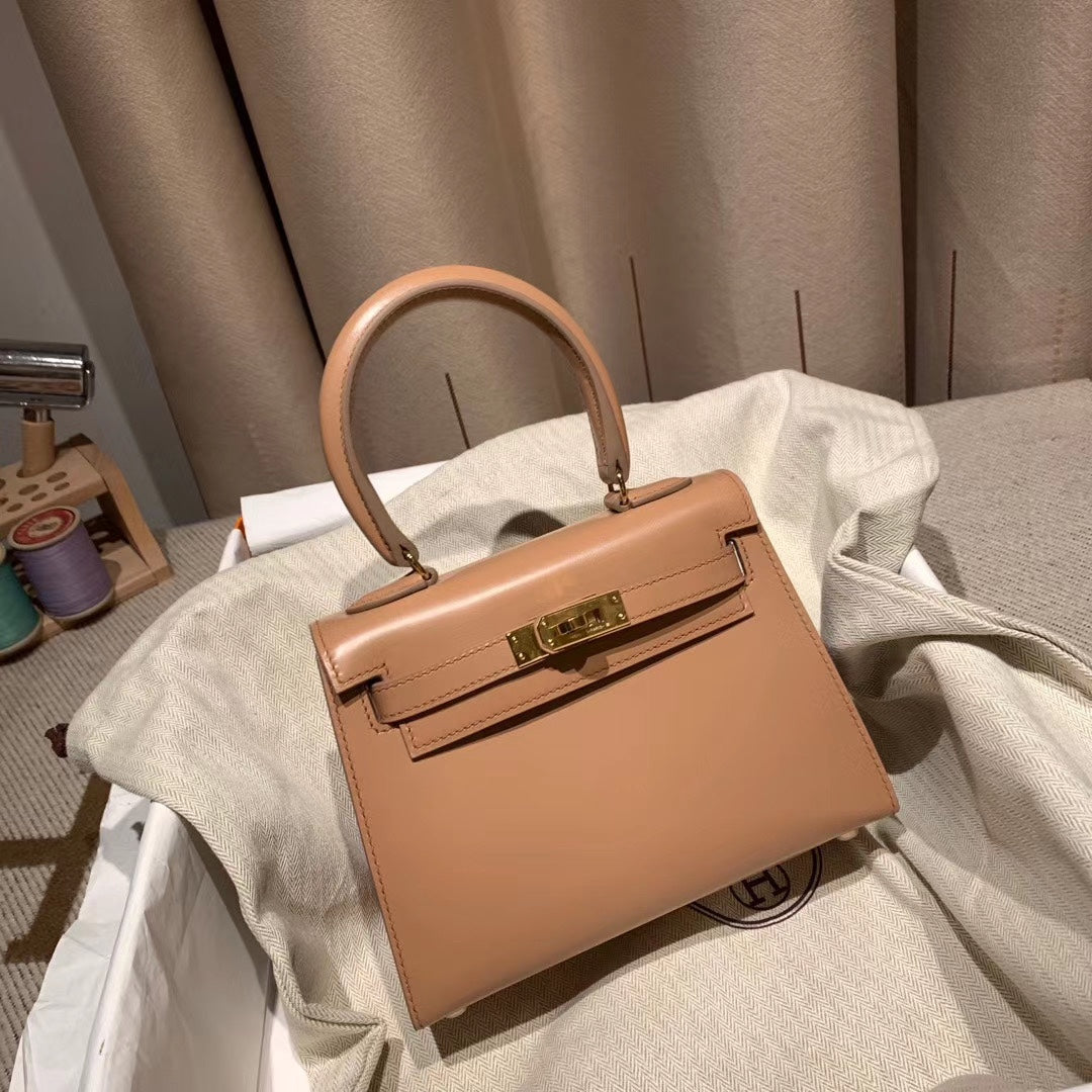 ケリー ミニ 20 バッグ、コーラルピンクのスムースカーフスキン、ゴールド金具付き（オーダーメイド）