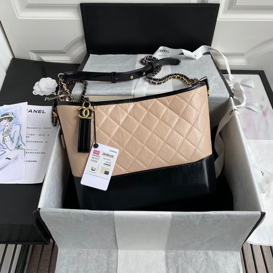 Sac Hobo CC ABRIELLE Medium 28 en cuir de veau mélangé beige amande et noir