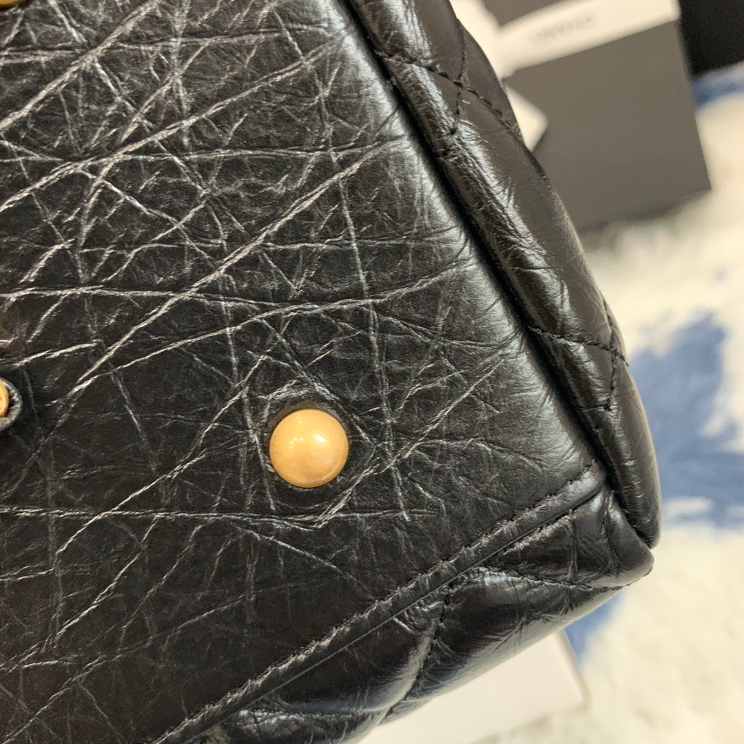 Sac shopping CC 38 cm en cuir de veau vieilli matelassé noir ghw