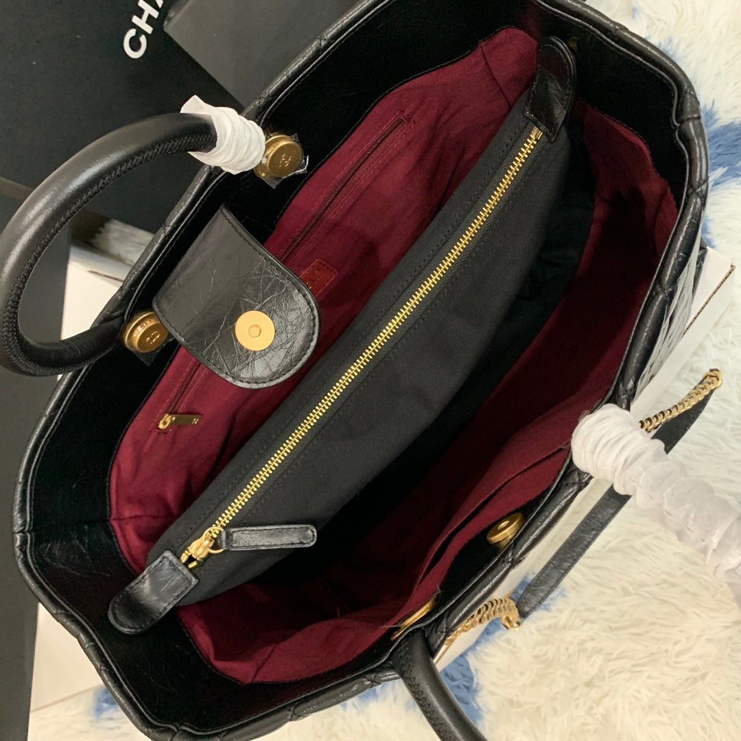 Sac shopping CC 38 cm en cuir de veau vieilli matelassé noir ghw