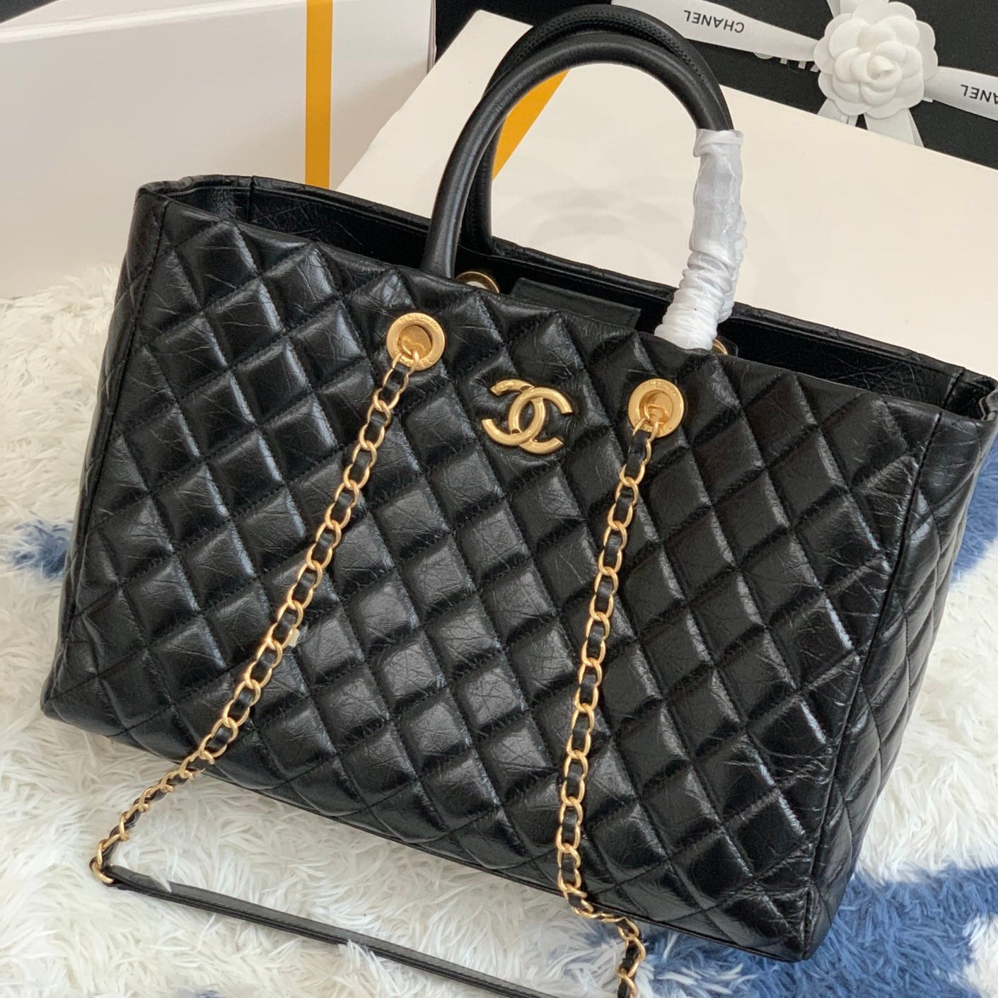 Sac shopping CC 38 cm en cuir de veau vieilli matelassé noir ghw