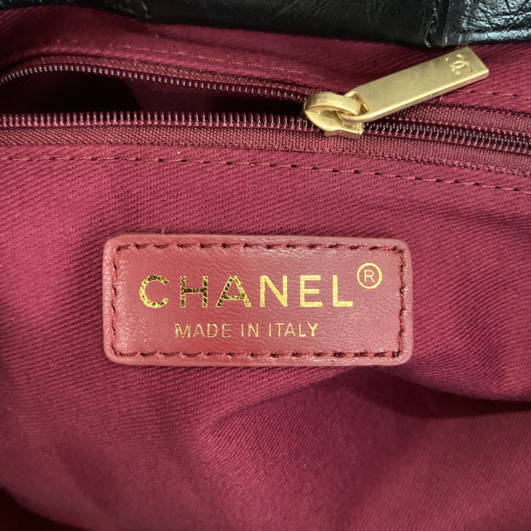 Sac shopping CC 38 cm en cuir de veau vieilli matelassé noir ghw