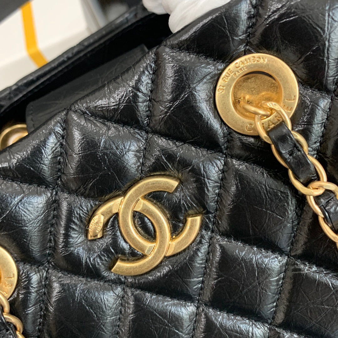 Sac shopping CC 38 cm en cuir de veau vieilli matelassé noir ghw