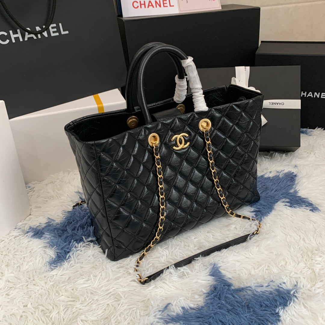 Sac shopping CC 38 cm en cuir de veau vieilli matelassé noir ghw