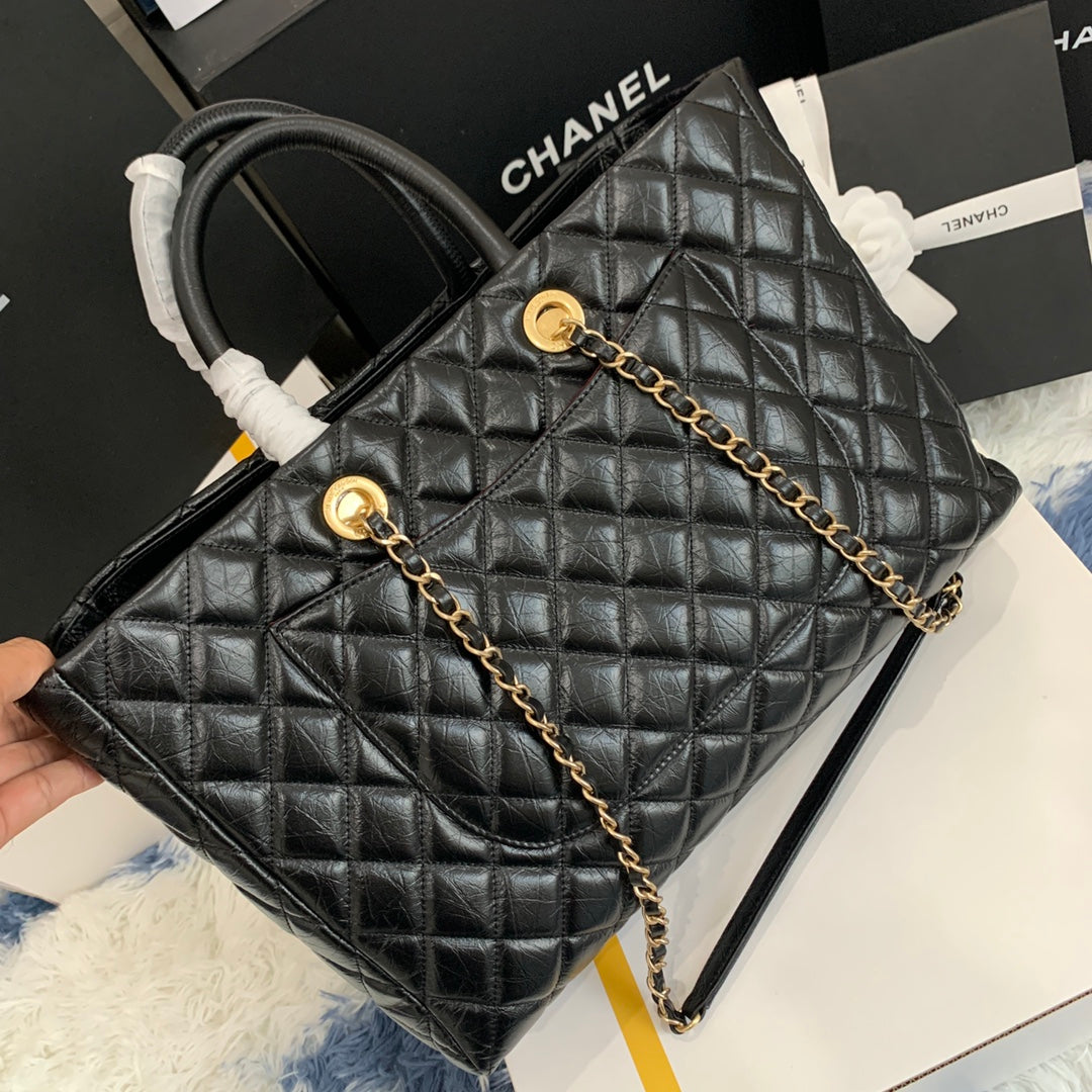 Sac shopping CC 38 cm en cuir de veau vieilli matelassé noir ghw