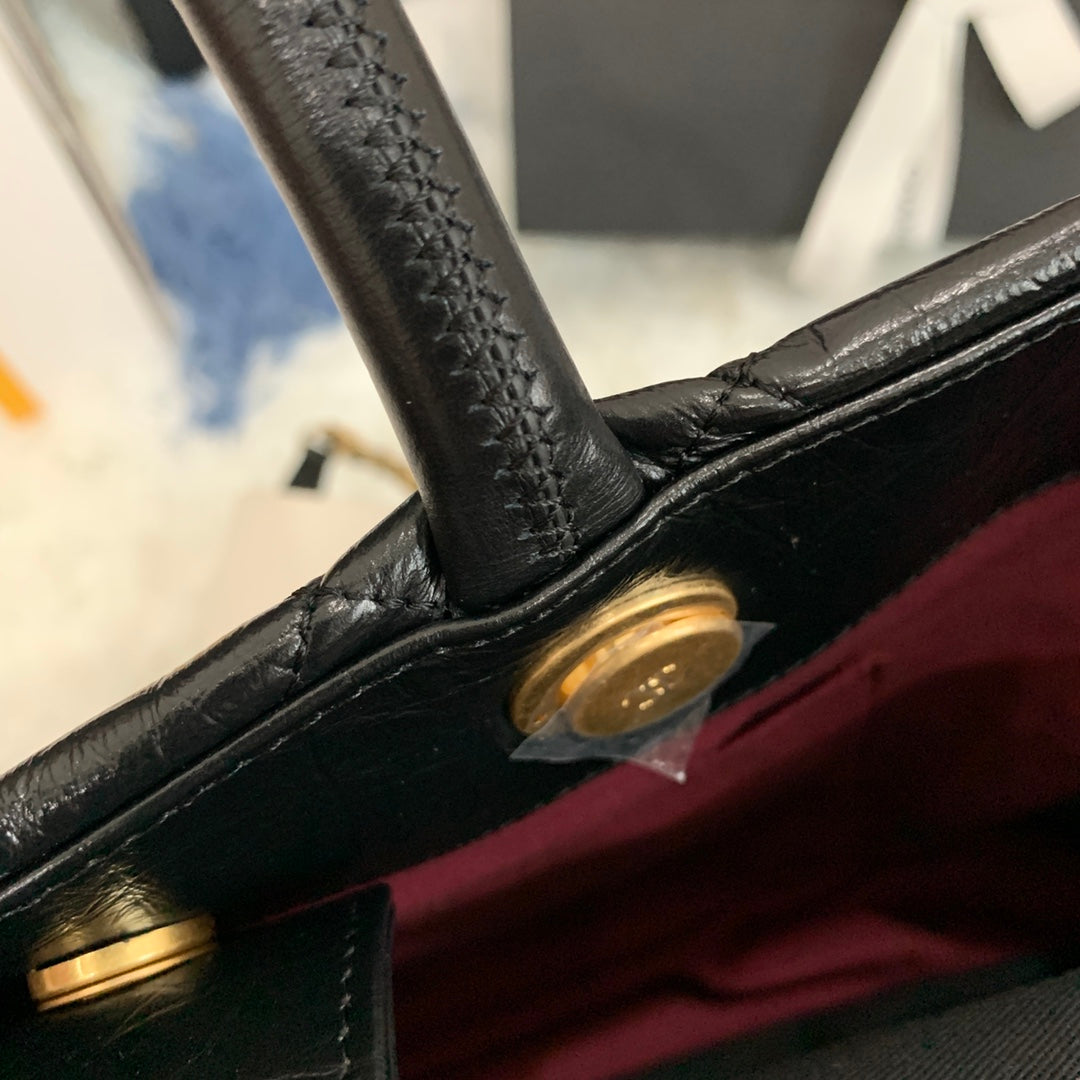 Sac shopping CC 38 cm en cuir de veau vieilli matelassé noir ghw