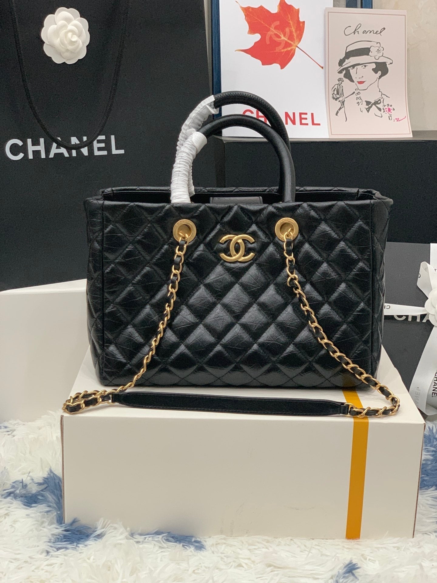 Sac shopping CC 30 cm en cuir de veau vieilli matelassé noir ghw