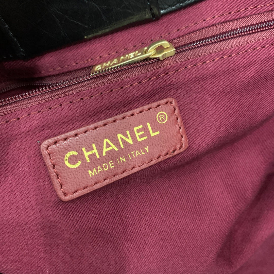 Sac shopping CC 30 cm en cuir de veau vieilli matelassé noir ghw