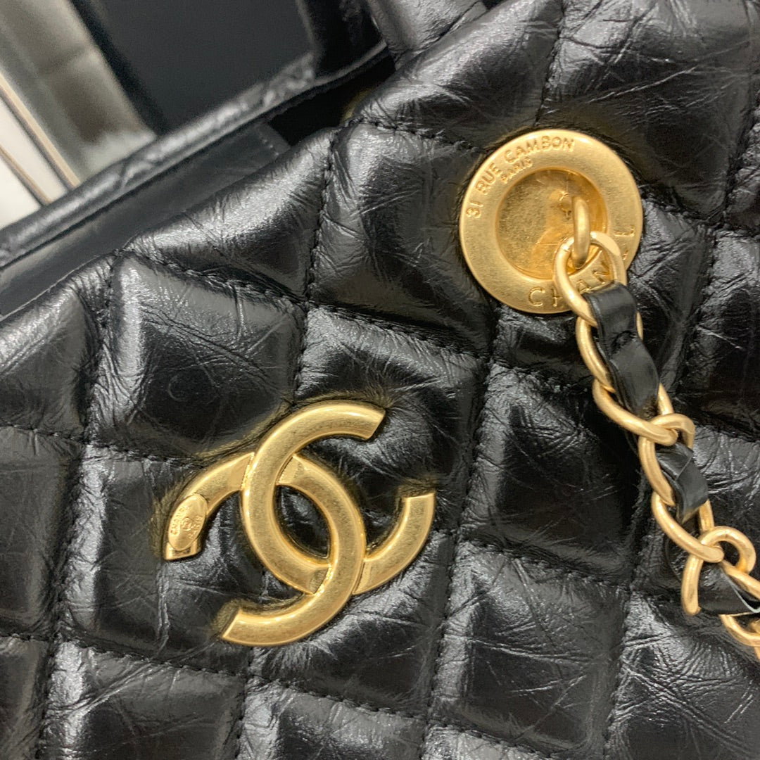 Sac shopping CC 30 cm en cuir de veau vieilli matelassé noir ghw