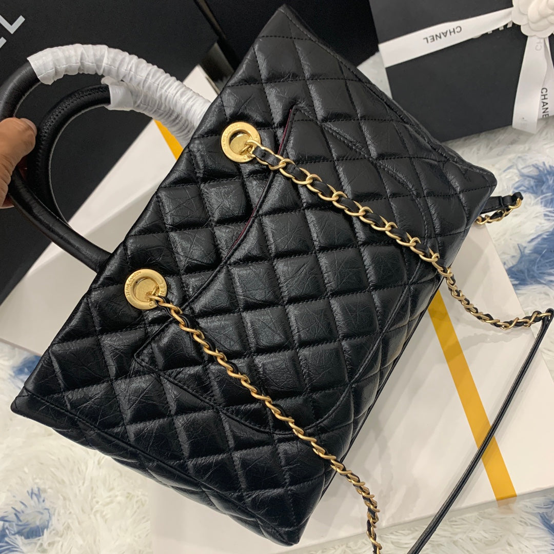 Sac shopping CC 30 cm en cuir de veau vieilli matelassé noir ghw