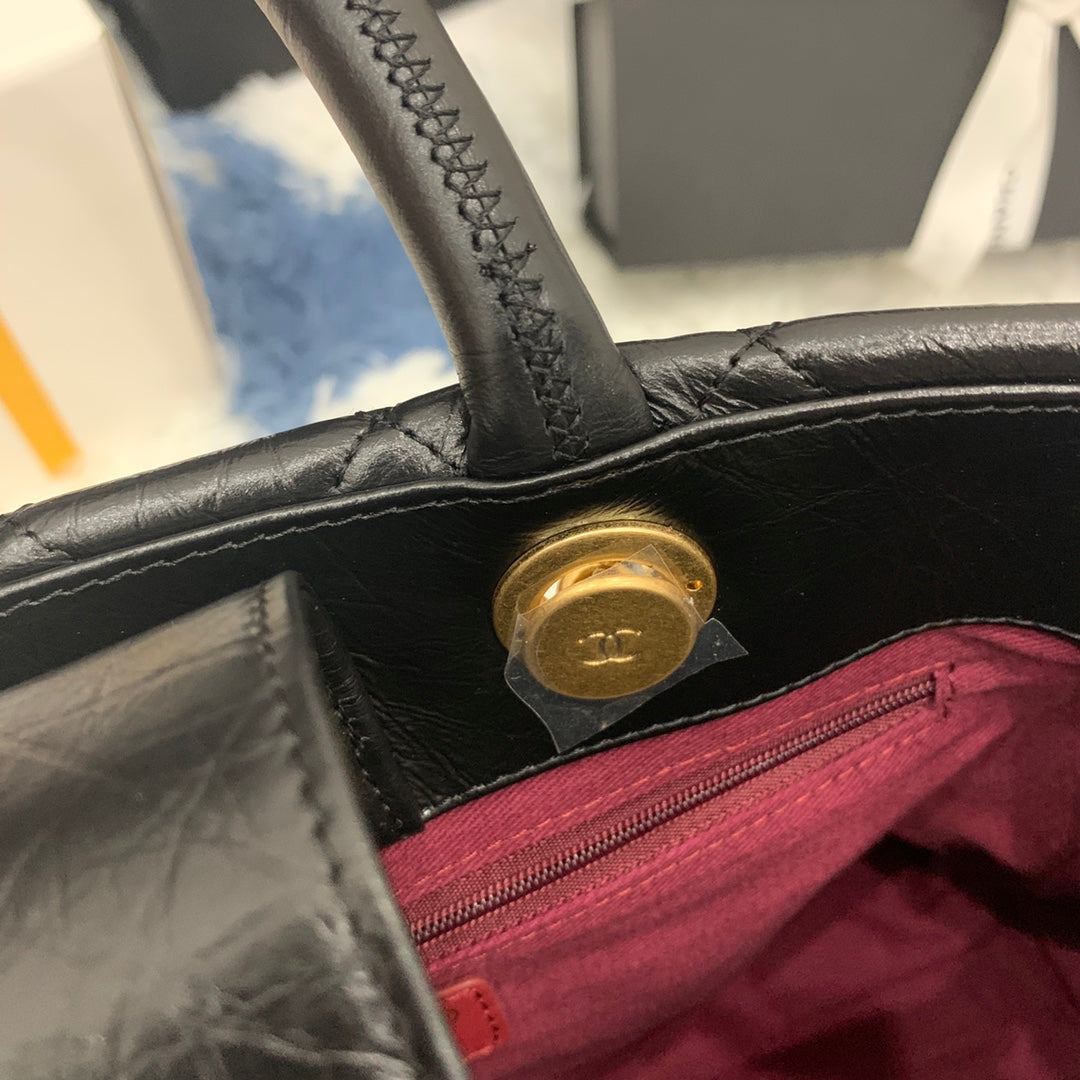 Sac shopping CC 30 cm en cuir de veau vieilli matelassé noir ghw