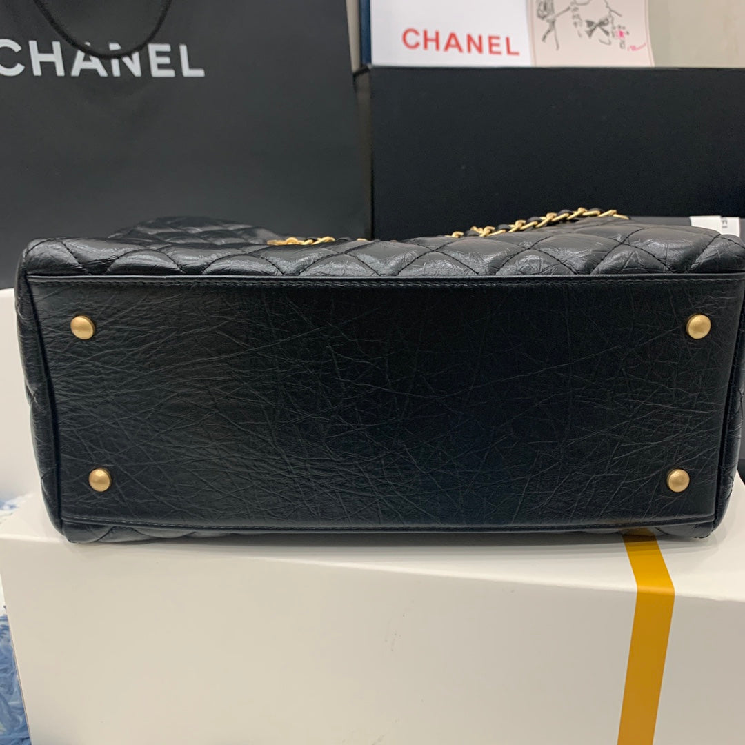 Sac shopping CC 30 cm en cuir de veau vieilli matelassé noir ghw