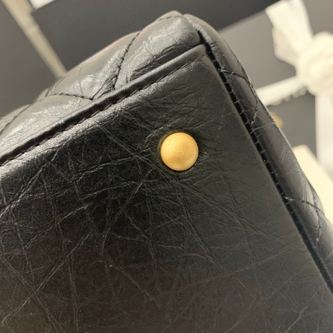 Sac shopping CC 30 cm en cuir de veau vieilli matelassé noir ghw