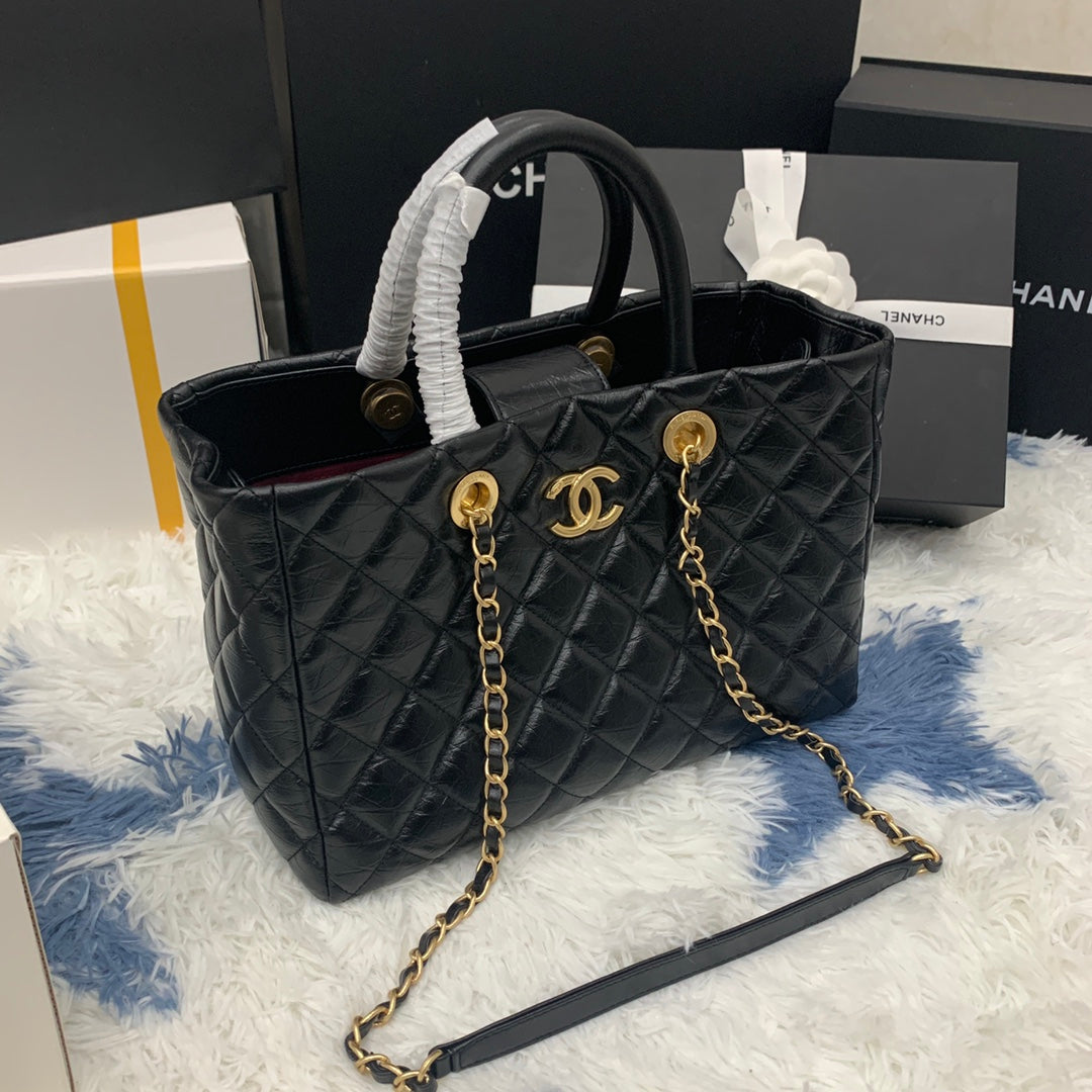 Sac shopping CC 30 cm en cuir de veau vieilli matelassé noir ghw
