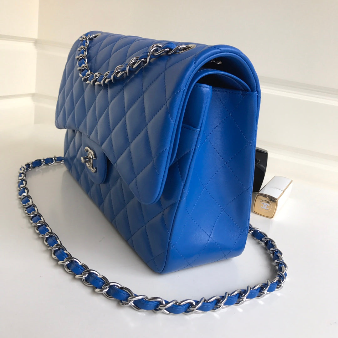 sac à rabat jumbo 30 en cuir d'agneau bleu et accessoires argentés