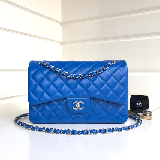 sac à rabat jumbo 30 en cuir d'agneau bleu et accessoires argentés