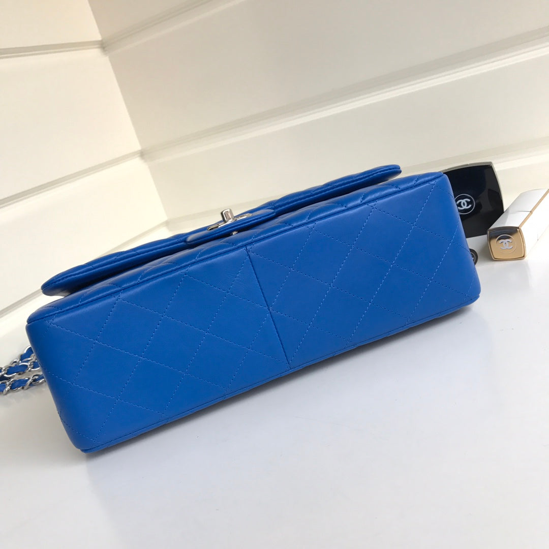 sac à rabat jumbo 30 en cuir d'agneau bleu et accessoires argentés