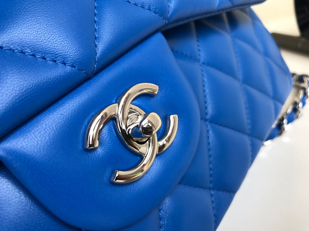 sac à rabat jumbo 30 en cuir d'agneau bleu et accessoires argentés