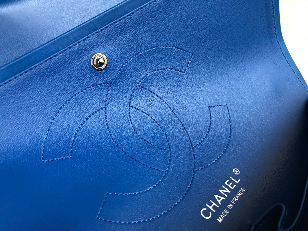 sac à rabat jumbo 30 en cuir d'agneau bleu et accessoires argentés