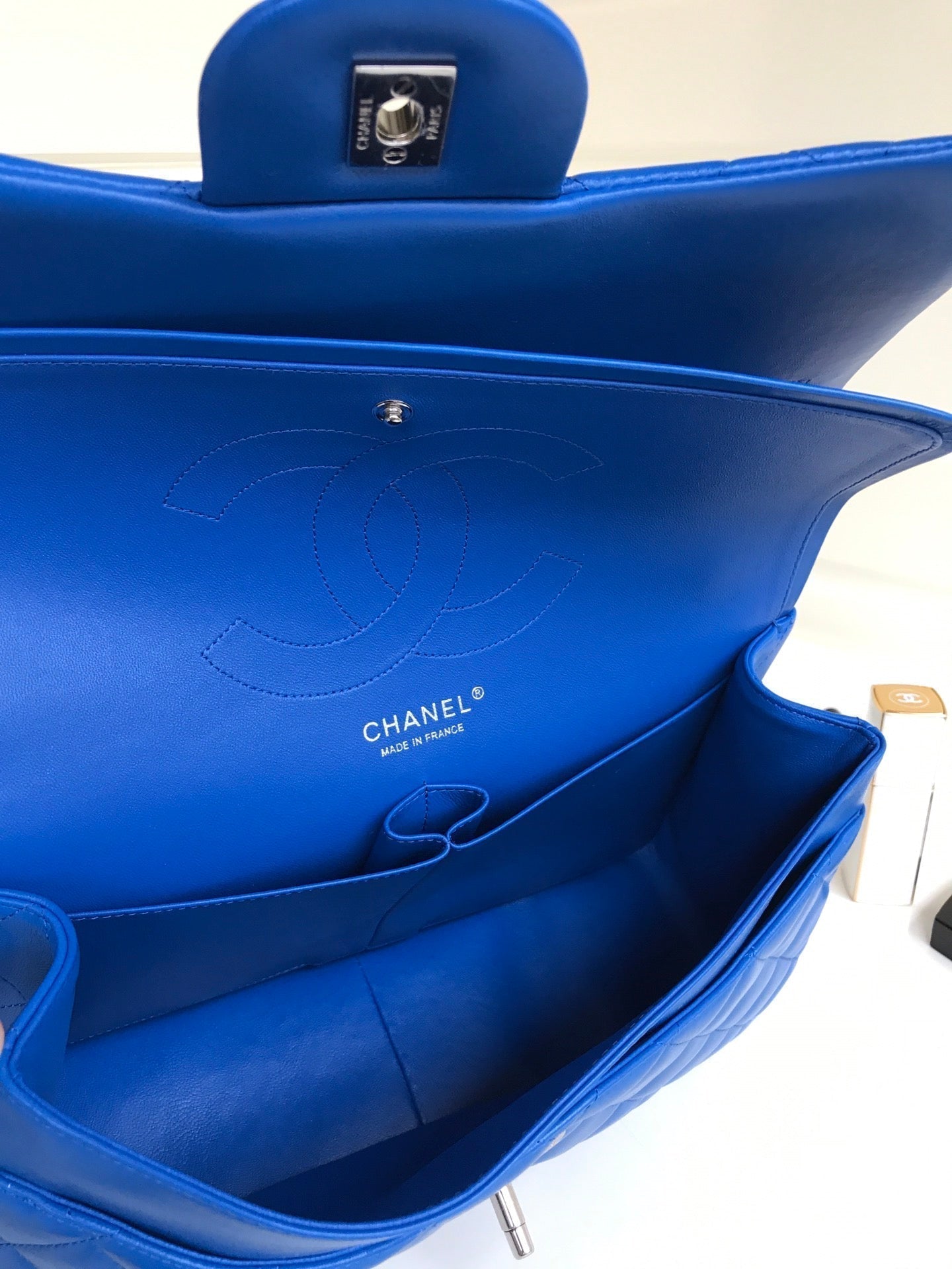 sac à rabat jumbo 30 en cuir d'agneau bleu et accessoires argentés