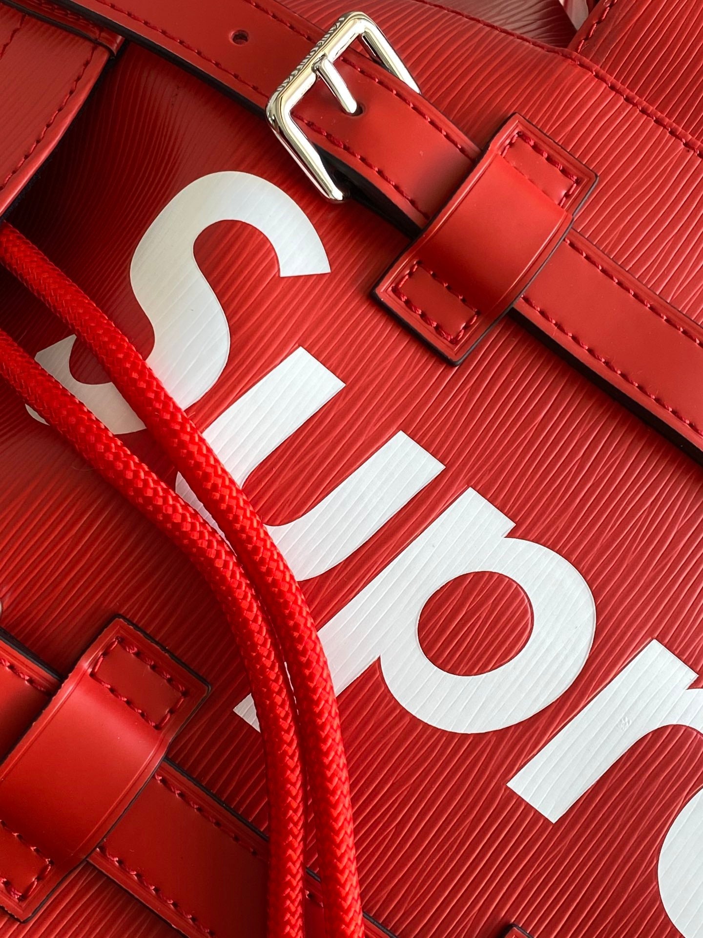 Petit sac à dos LV x SUPREME CHRISTOPHER 47 en cuir de veau épi rouge