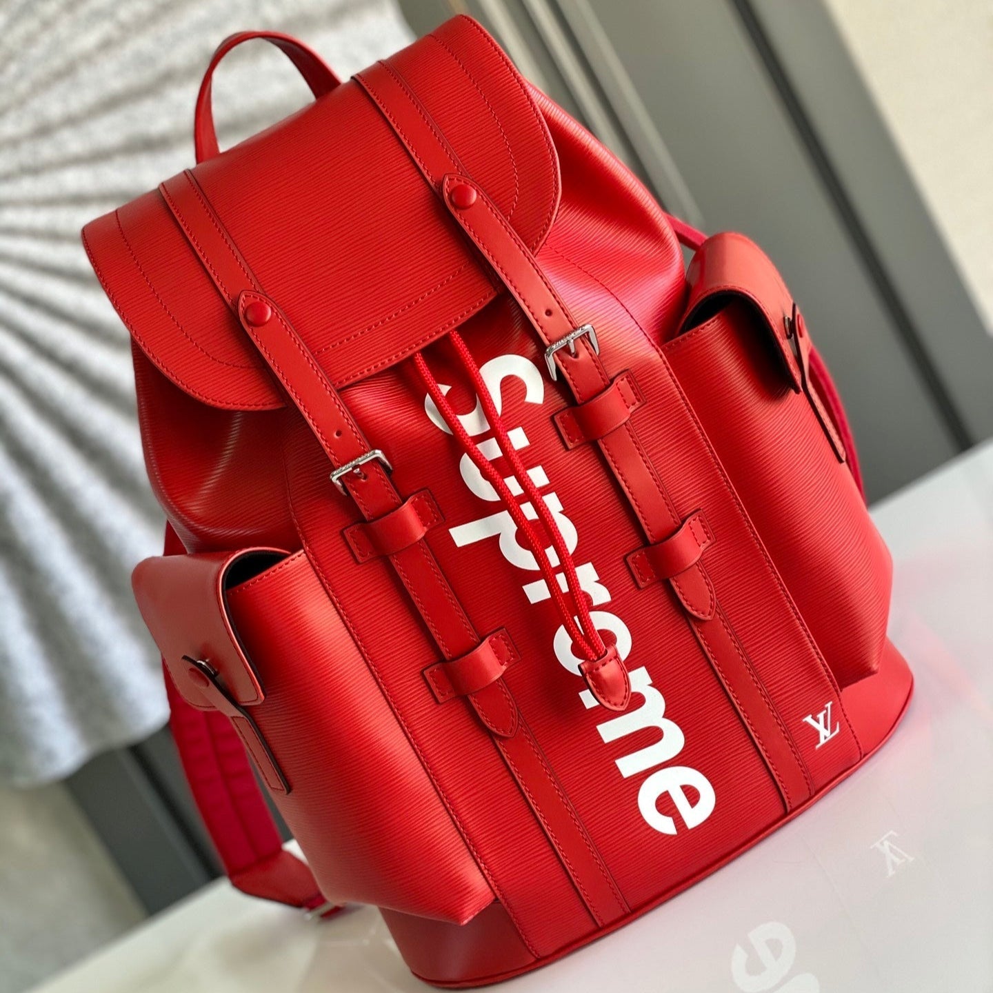 Petit sac à dos LV x SUPREME CHRISTOPHER 47 en cuir de veau épi rouge