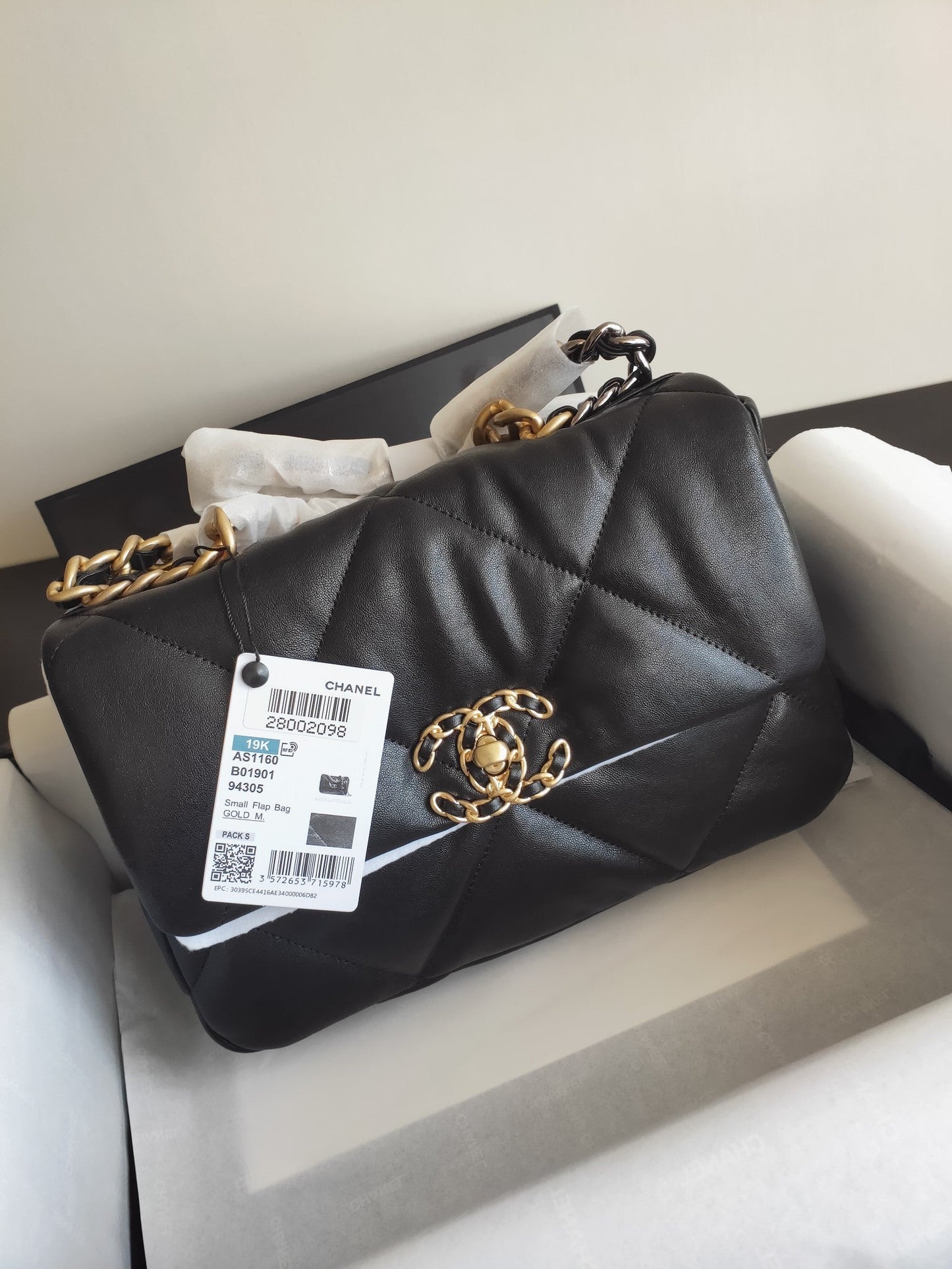 19 SAC À RABAT EN CUIR DE CHÈVRE NOIR ET QUINCAILLERIE DORÉ 