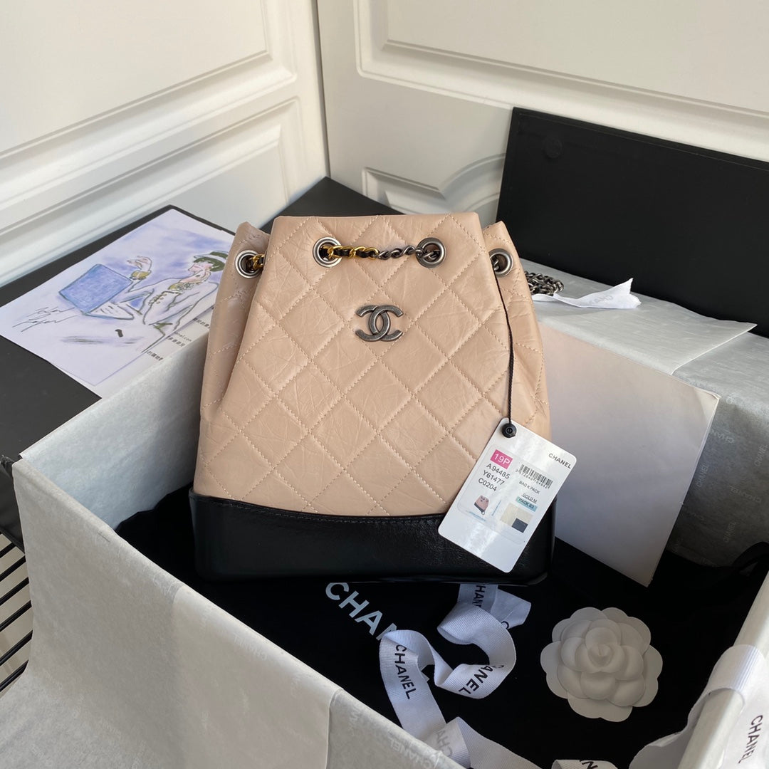 Petit sac à dos CC GRABRIELLE 24 pouces en cuir de veau noir mélangé beige amande