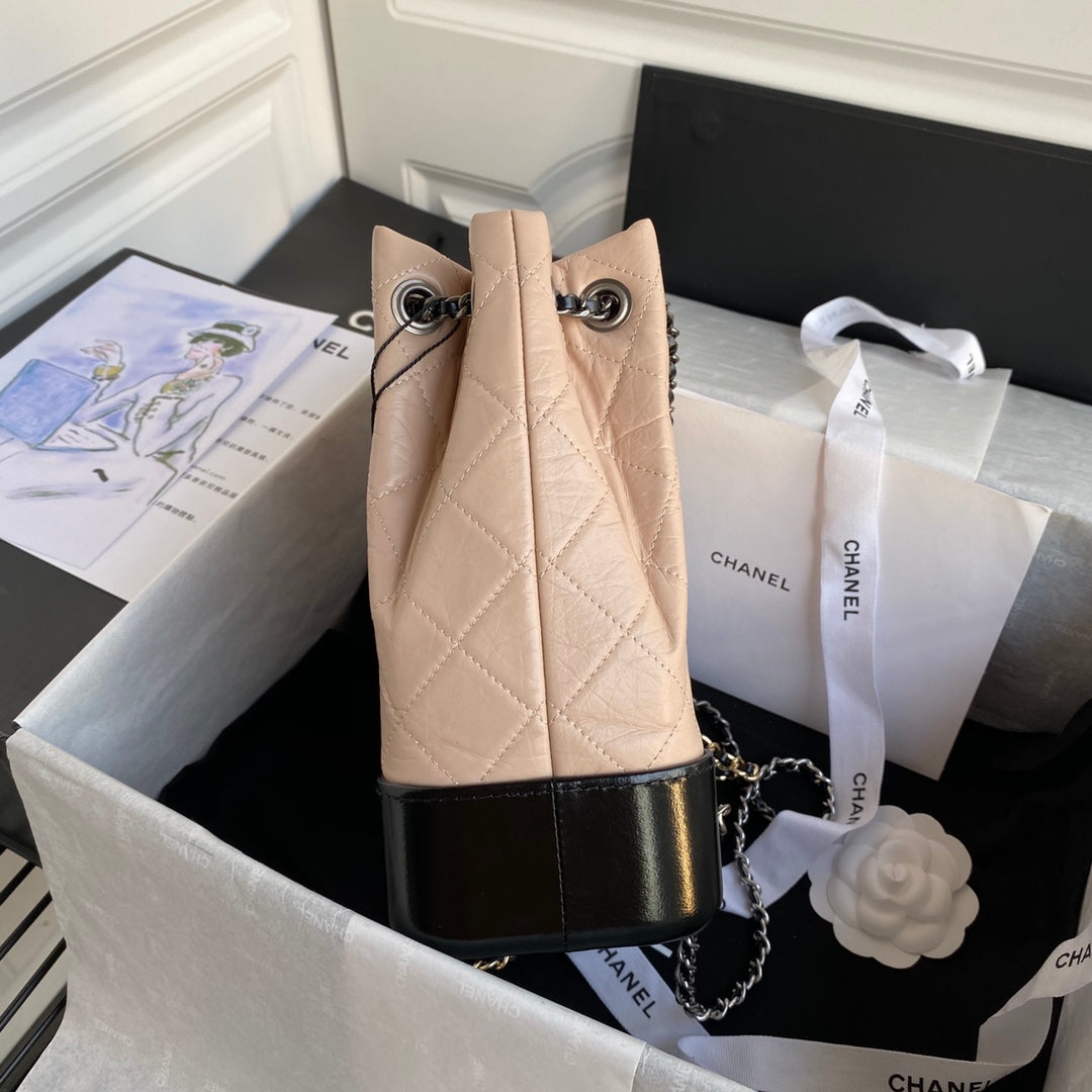 Petit sac à dos CC GRABRIELLE 24 pouces en cuir de veau noir mélangé beige amande