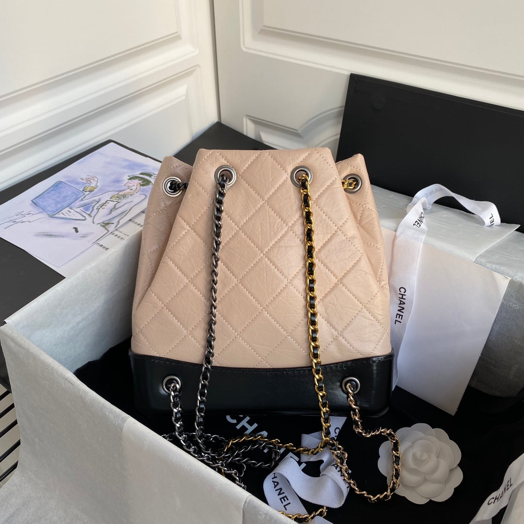Petit sac à dos CC GRABRIELLE 24 pouces en cuir de veau noir mélangé beige amande