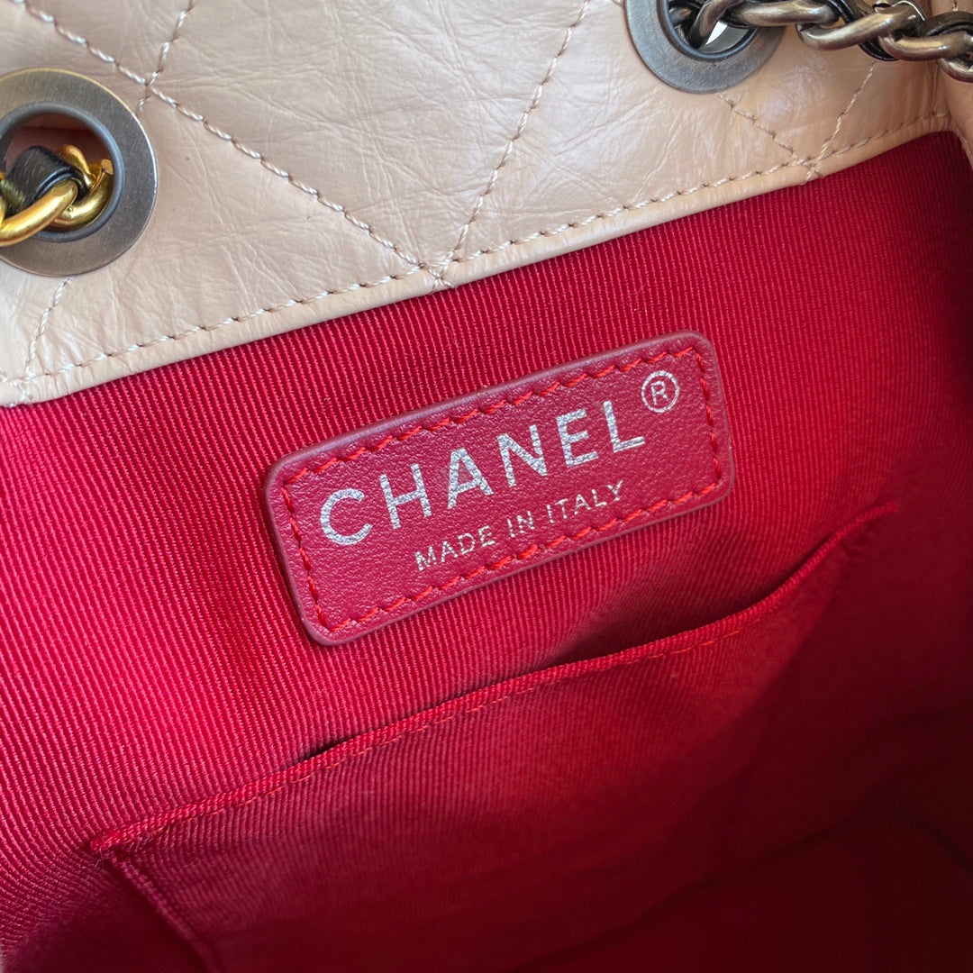 Petit sac à dos CC GRABRIELLE 24 pouces en cuir de veau noir mélangé beige amande