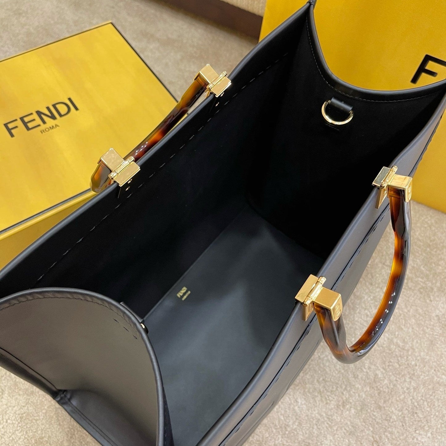 シャイン40 トートバッグ（ブラックエンボスカーフスキン）