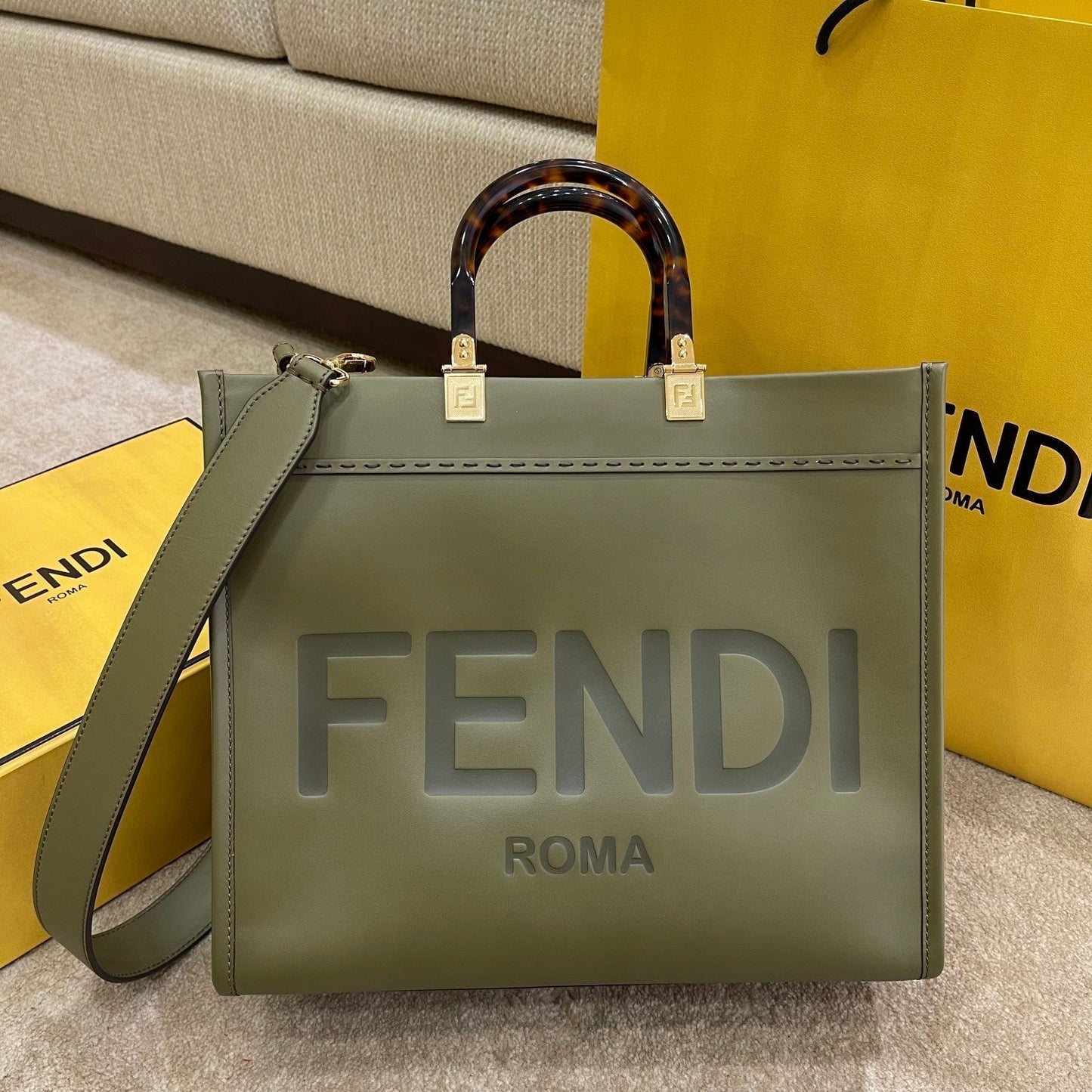 Grand sac cabas SHINE 35 en cuir de veau vert olive