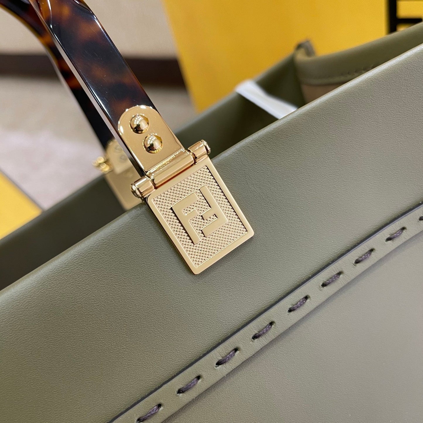 Grand sac cabas SHINE 35 en cuir de veau vert olive