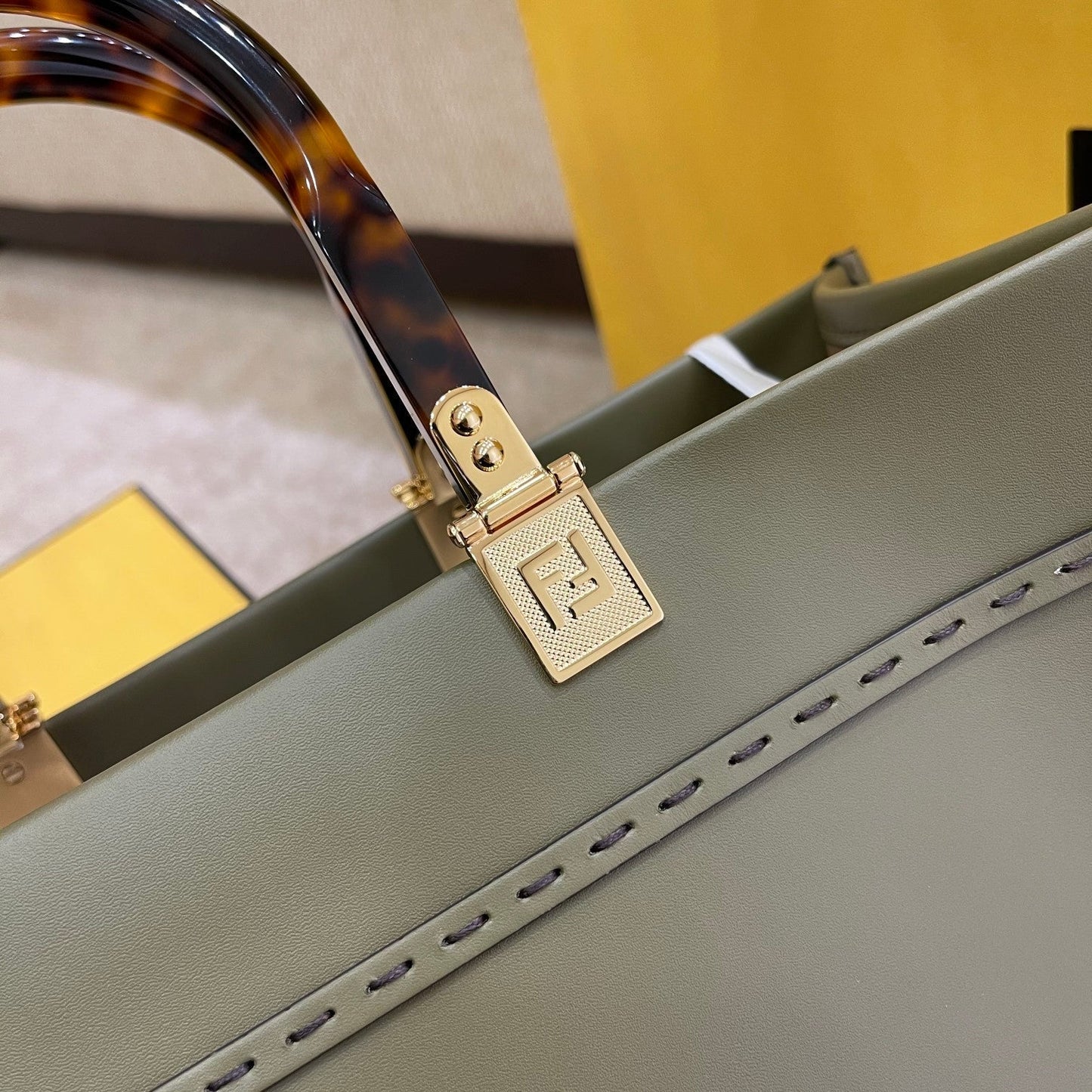 Grand sac cabas SHINE 35 en cuir de veau vert olive