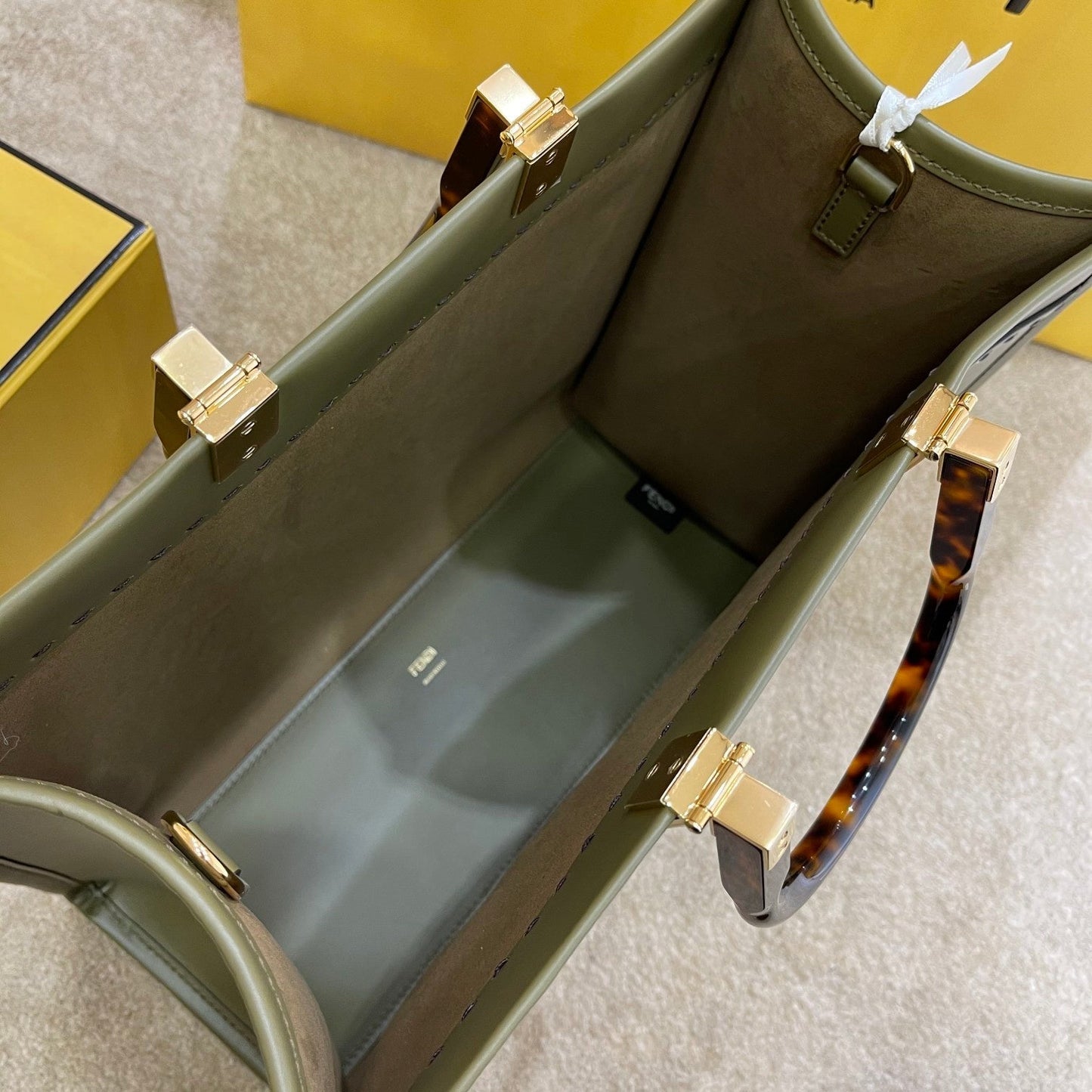 Grand sac cabas SHINE 35 en cuir de veau vert olive