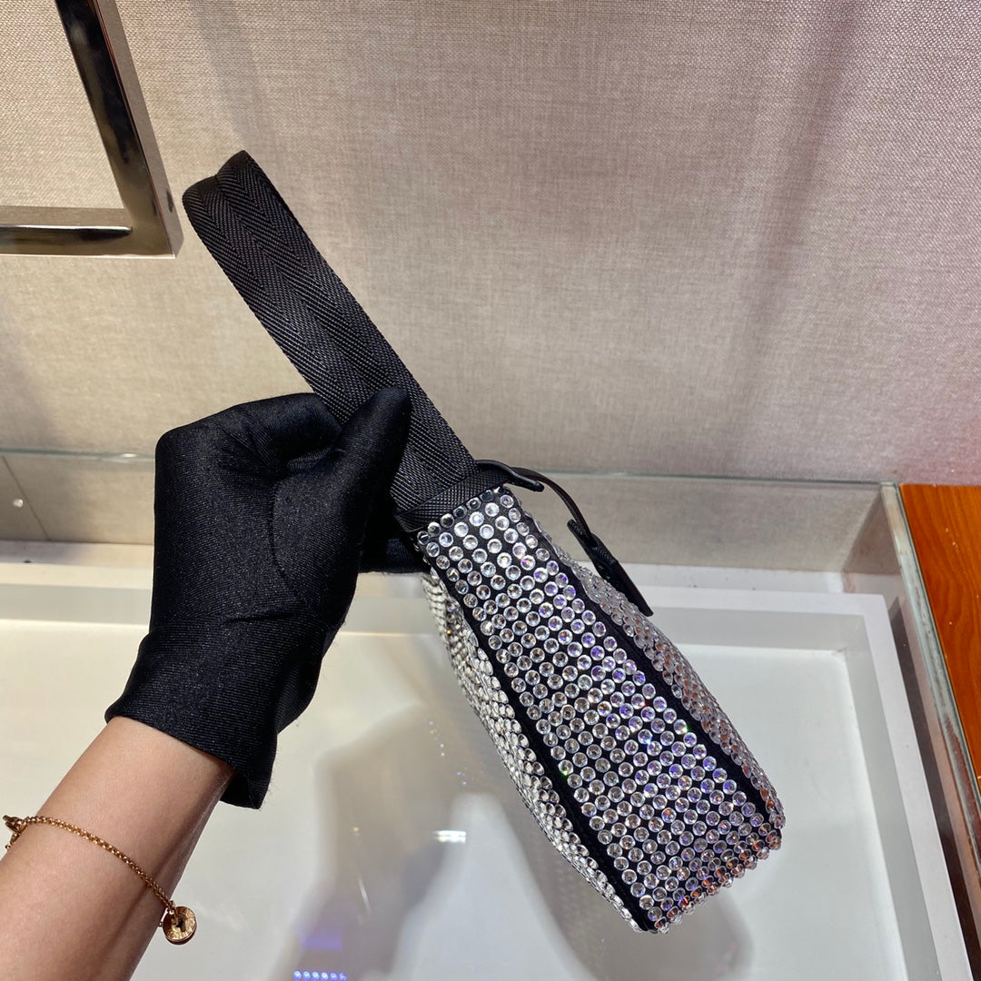 SAC HOBO ÉTINCELANT 23 EN NYLON NOIR ENTIÈREMENT ORNÉ DE CRISTAUX