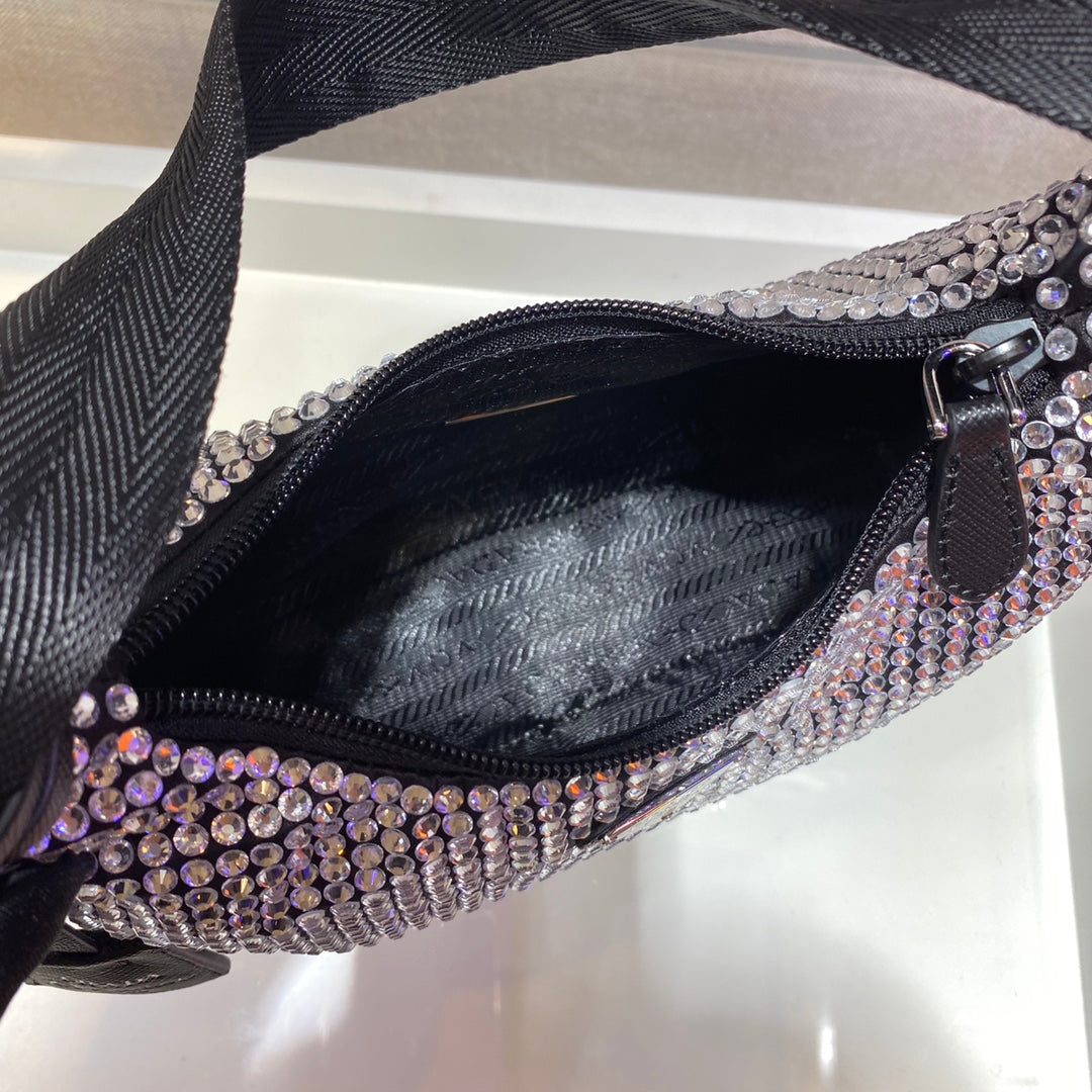 SAC HOBO ÉTINCELANT 23 EN NYLON NOIR ENTIÈREMENT ORNÉ DE CRISTAUX