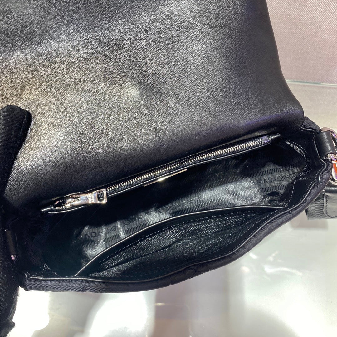 PETIT SAC À RABAT 21 EN RE-NYLON NOIR À MOTIF MATELASSÉ TRIANGULAIRE