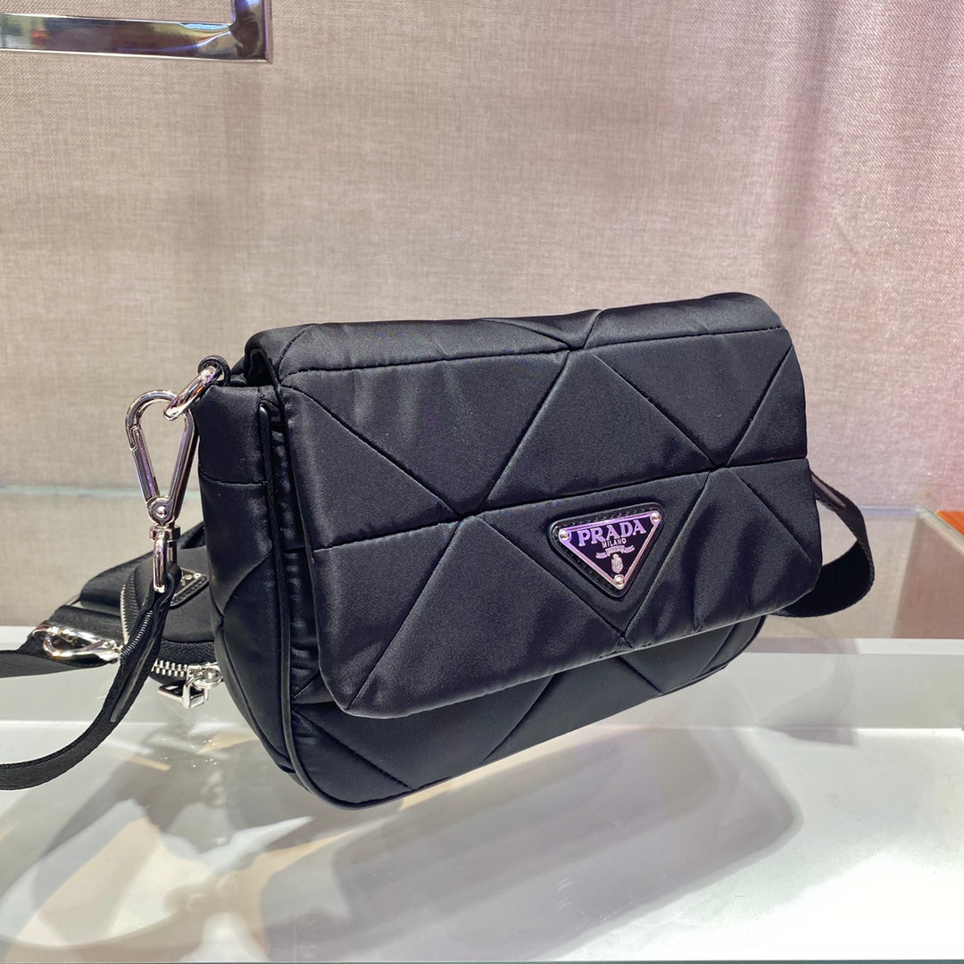PETIT SAC À RABAT 21 EN RE-NYLON NOIR À MOTIF MATELASSÉ TRIANGULAIRE