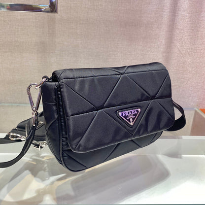PETIT SAC À RABAT 21 EN RE-NYLON NOIR À MOTIF MATELASSÉ TRIANGULAIRE