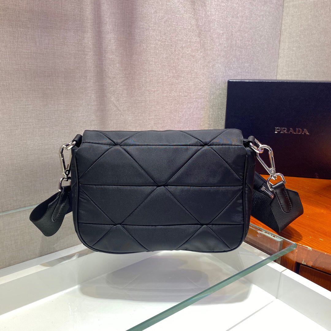 PETIT SAC À RABAT 21 EN RE-NYLON NOIR À MOTIF MATELASSÉ TRIANGULAIRE