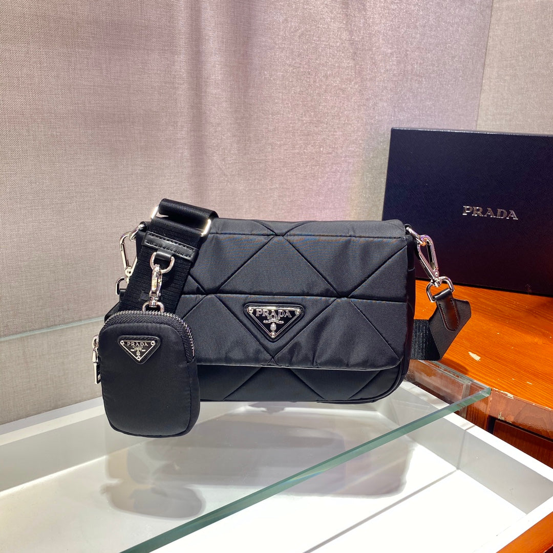 PETIT SAC À RABAT 21 EN RE-NYLON NOIR À MOTIF MATELASSÉ TRIANGULAIRE