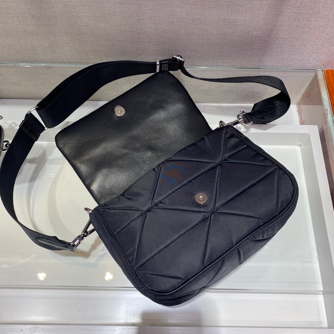 PETIT SAC À RABAT 21 EN RE-NYLON NOIR À MOTIF MATELASSÉ TRIANGULAIRE